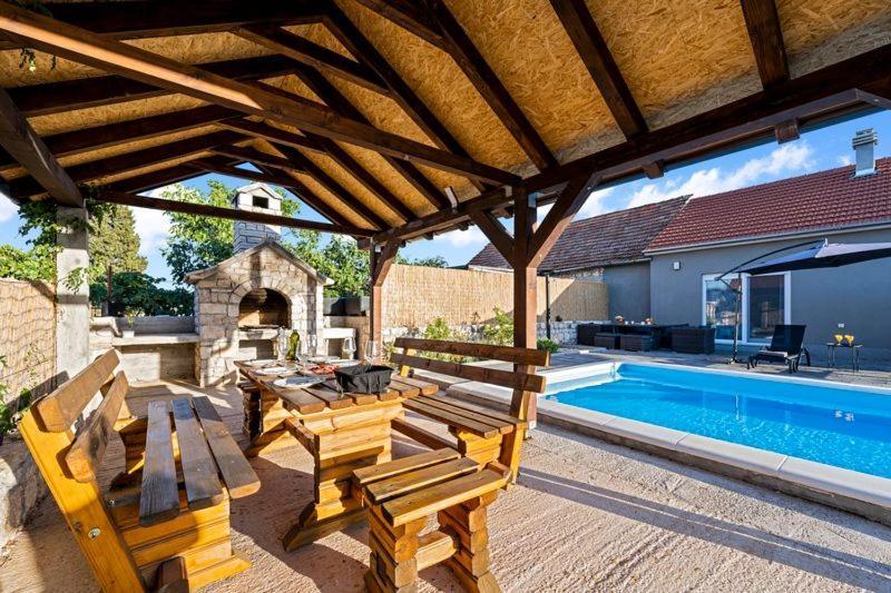 Olive Tree House With Jacuzzi, Wifi And 40M2 Pool Villa Siritovci Exterior photo