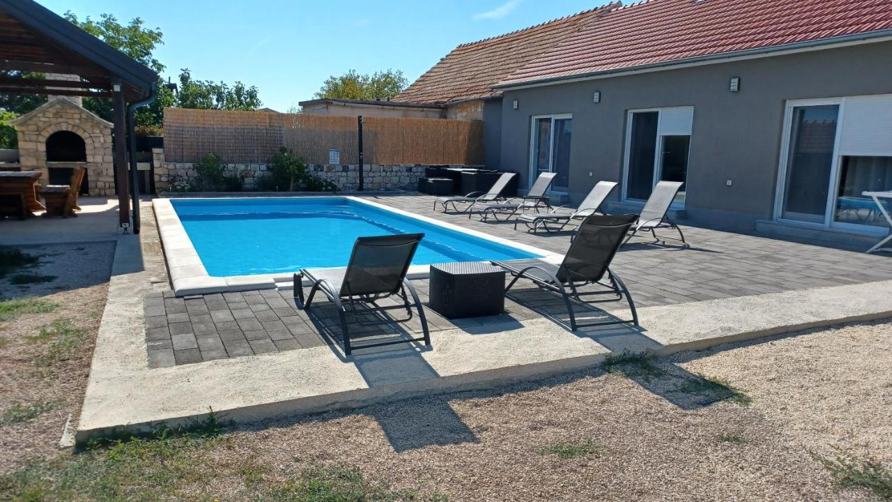 Olive Tree House With Jacuzzi, Wifi And 40M2 Pool Villa Siritovci Exterior photo