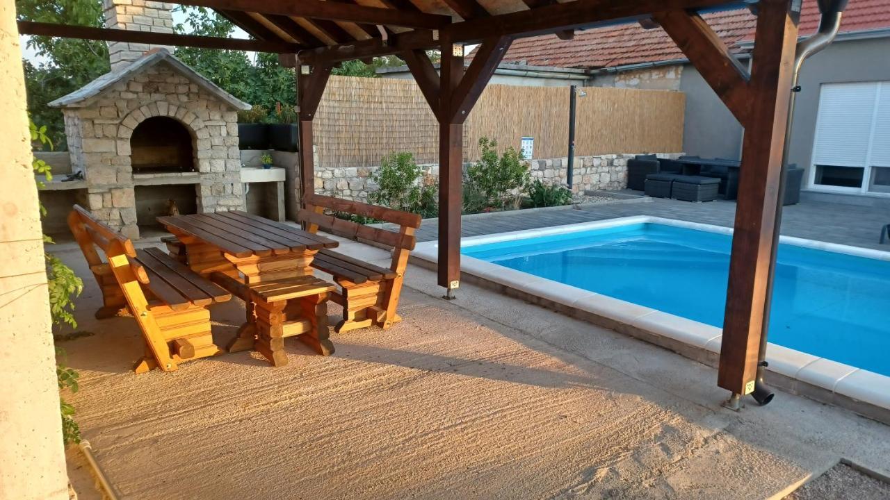 Olive Tree House With Jacuzzi, Wifi And 40M2 Pool Villa Siritovci Exterior photo